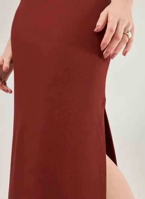 saia midi em malha canelada com fenda saia midi em malha canelada com fenda