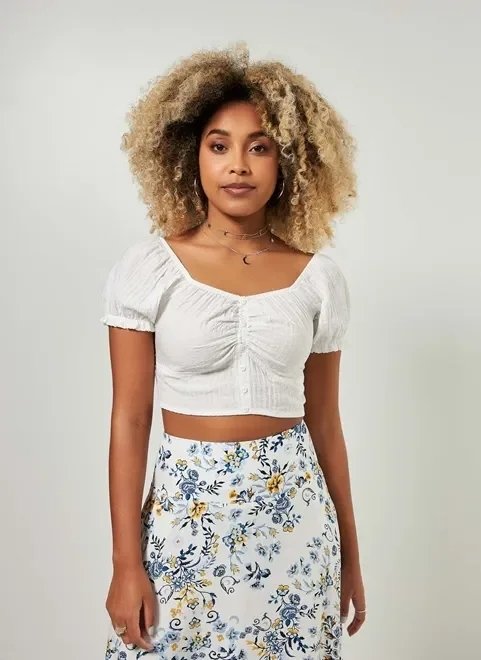 blusa cropped manga curta bufante off-white blusa cropped manga curta bufante off-white