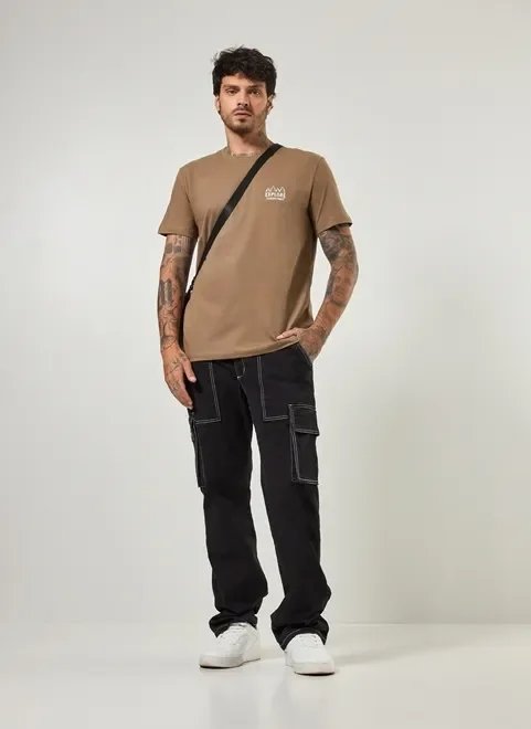 camiseta marrom com bordado no peito camiseta marrom com bordado no peito