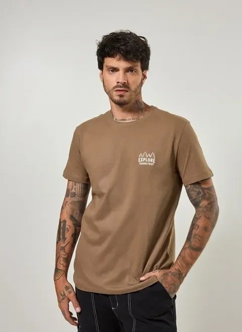 camiseta marrom com bordado no peito camiseta marrom com bordado no peito