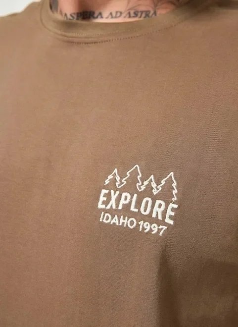 camiseta marrom com bordado no peito camiseta marrom com bordado no peito