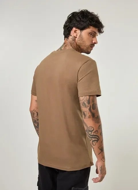 camiseta marrom com bordado no peito camiseta marrom com bordado no peito