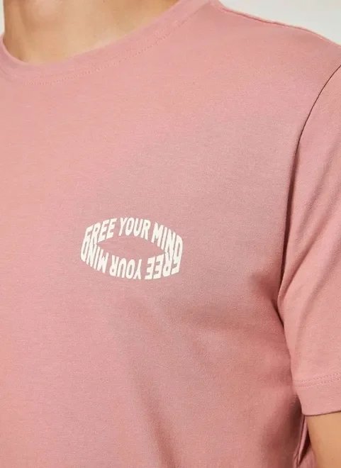 camiseta rosa claro com escrito camiseta rosa claro com escrito