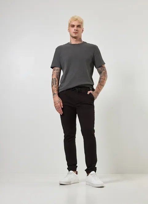 calça jogger lisa em sarja preta calça jogger lisa em sarja preta