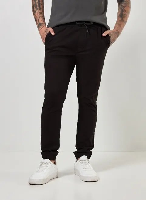 calça jogger lisa em sarja preta calça jogger lisa em sarja preta