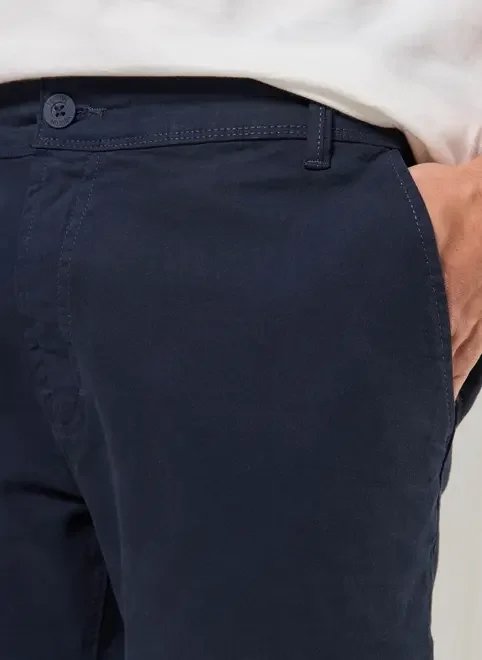 calça chino slim em sarja azul marinho calça chino slim em sarja azul marinho