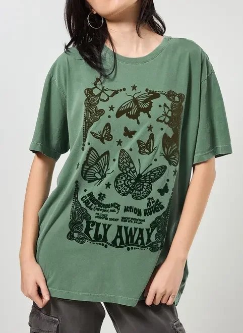camiseta oversized verde estonada borboletas camiseta oversized verde estonada borboletas
