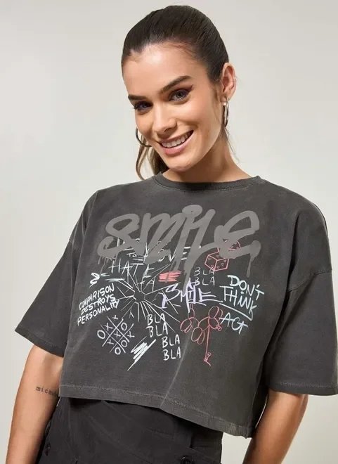 camiseta cropped estonada estampa grafite camiseta cropped estonada estampa grafite