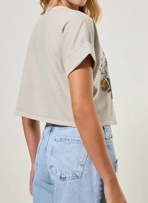 camiseta cropped cinza estonada com flores camiseta cropped cinza estonada com flores