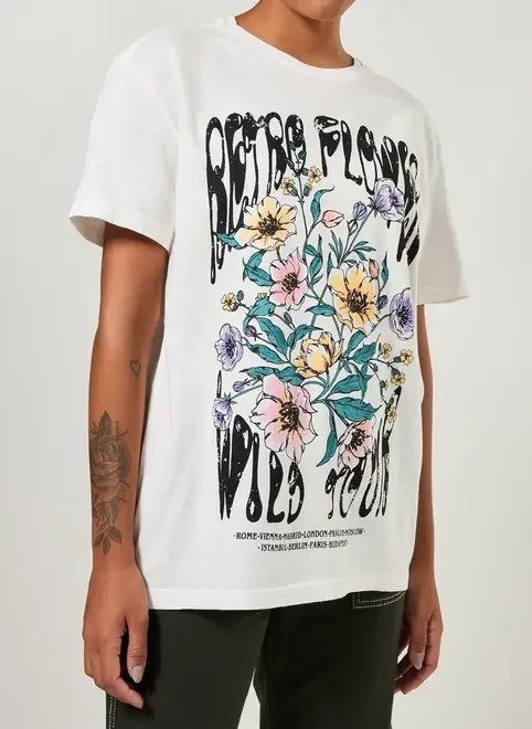 camiseta oversized branca com flores camiseta oversized branca com flores