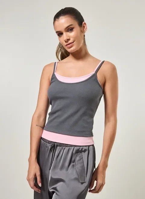 regata com sobreposição rosa e chumbo regata com sobreposição rosa e chumbo