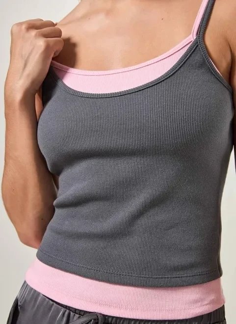 regata com sobreposição rosa e chumbo regata com sobreposição rosa e chumbo