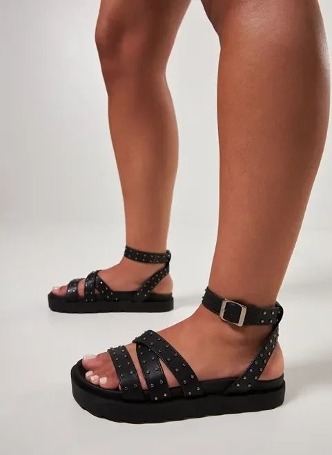 sandália plataforma preta com tachas sandália plataforma preta com tachas