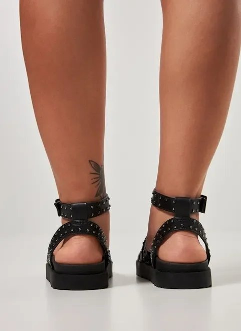sandália plataforma preta com tachas sandália plataforma preta com tachas