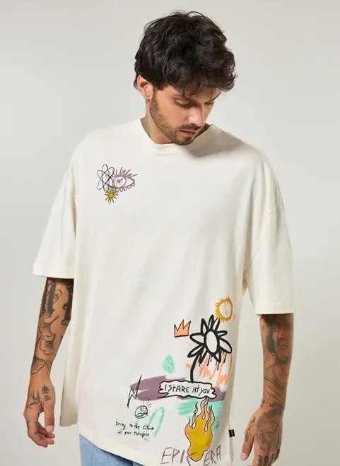 camiseta oversized off-white com grafites camiseta oversized off-white com grafites