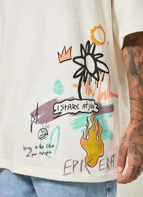 camiseta oversized off-white com grafites camiseta oversized off-white com grafites