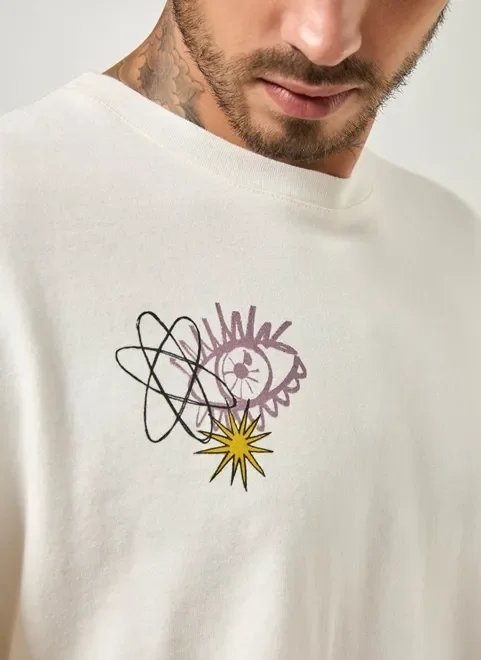 camiseta oversized off-white com grafites camiseta oversized off-white com grafites