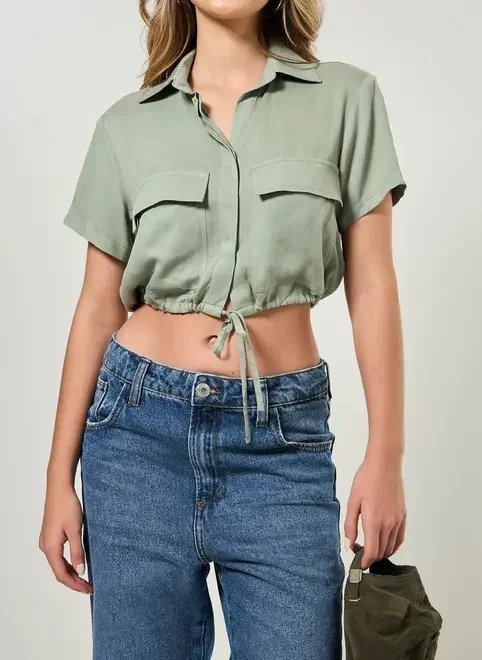 camisa cropped verde com bolsos camisa cropped verde com bolsos