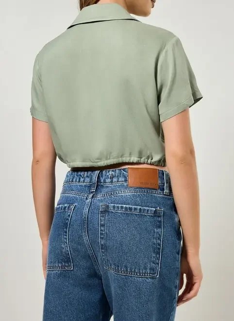 camisa cropped verde com bolsos camisa cropped verde com bolsos