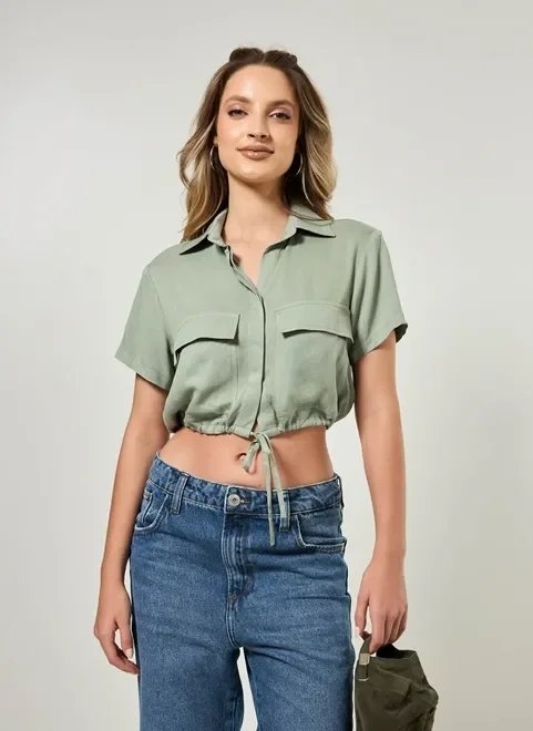 camisa cropped verde com bolsos camisa cropped verde com bolsos