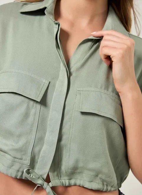 camisa cropped verde com bolsos camisa cropped verde com bolsos