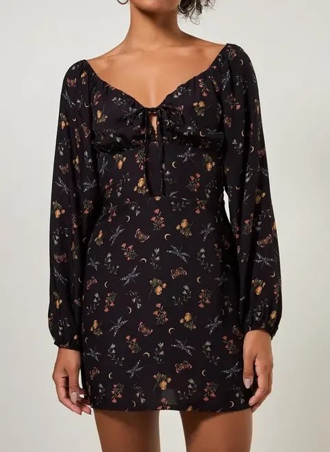 vestido macaquinho preto com estampa vestido macaquinho preto com estampa