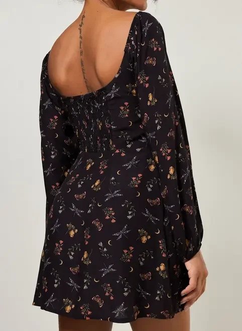 vestido macaquinho preto com estampa vestido macaquinho preto com estampa