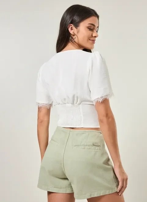 blusa off-white com rendinha e botões blusa off-white com rendinha e botões