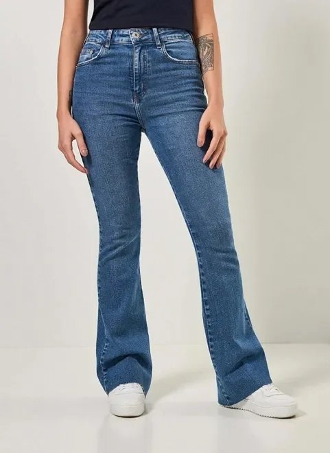 calça jeans flare cintura alta com elastano calça jeans flare cintura alta com elastano
