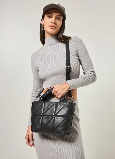 bolsa matelassê em poliuretano preto bolsa matelassê em poliuretano preto