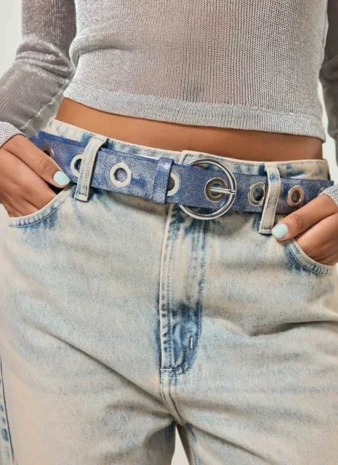 cinto azul metalizado com ilhós cinto azul metalizado com ilhós