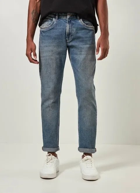calça jeans slim com leves desfiados calça jeans slim com leves desfiados
