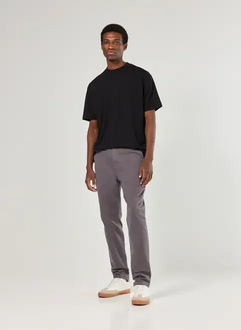 calça chino slim em sarja cinza escuro calça chino slim em sarja cinza escuro