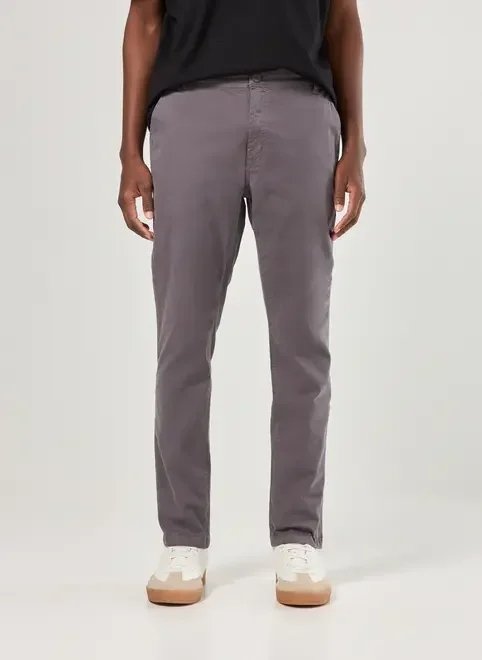 calça chino slim em sarja cinza escuro calça chino slim em sarja cinza escuro
