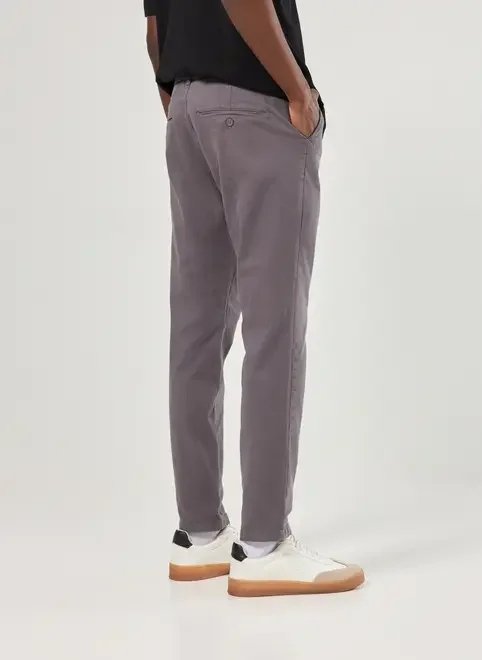 calça chino slim em sarja cinza escuro calça chino slim em sarja cinza escuro