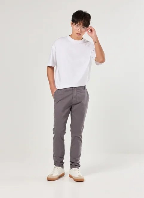 calça chino slim em sarja cinza escuro calça chino slim em sarja cinza escuro