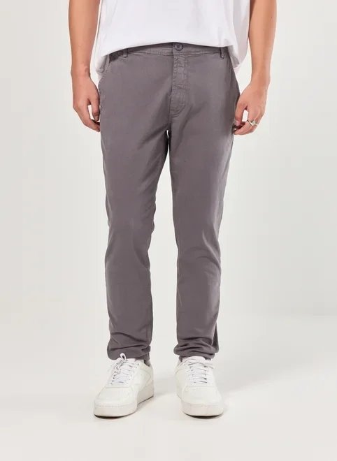 calça chino slim em sarja cinza escuro calça chino slim em sarja cinza escuro