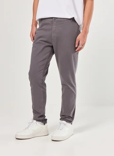calça chino slim em sarja cinza escuro calça chino slim em sarja cinza escuro