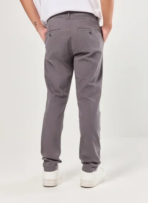 calça chino slim em sarja cinza escuro calça chino slim em sarja cinza escuro