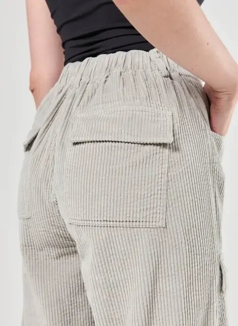 calça cargo em veludo cotelê cinza calça cargo em veludo cotelê cinza