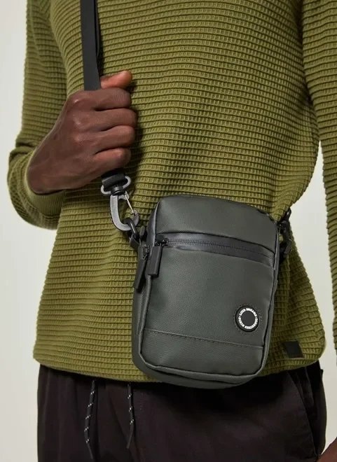 bolsa shoulder bag em poliuretano verde militar bolsa shoulder bag em poliuretano verde militar