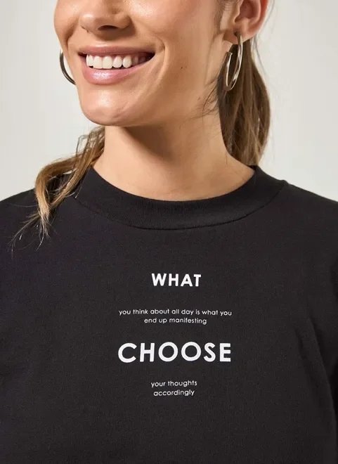 camiseta cropped preta com escrito camiseta cropped preta com escrito