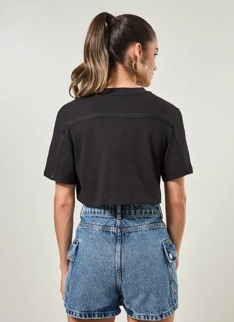 camiseta cropped preta com escrito camiseta cropped preta com escrito