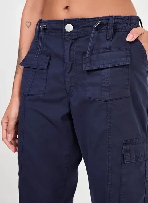 calça cargo em sarja azul marinho calça cargo em sarja azul marinho