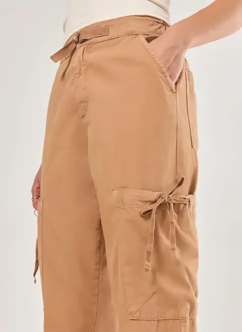 calça jogger em sarja caqui com bolsos calça jogger em sarja caqui com bolsos