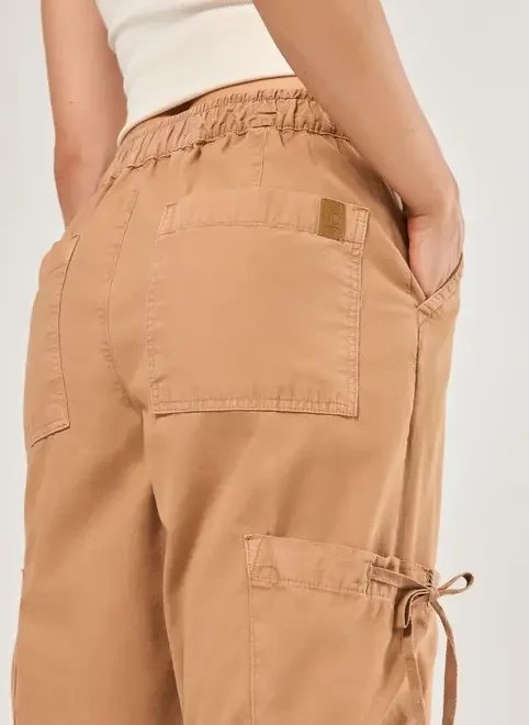 calça jogger em sarja caqui com bolsos calça jogger em sarja caqui com bolsos