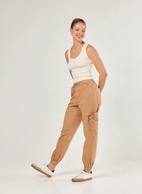 calça jogger em sarja caqui com bolsos calça jogger em sarja caqui com bolsos