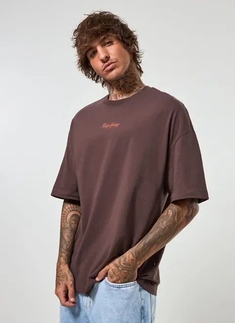 camiseta oversized marrom com escrito camiseta oversized marrom com escrito