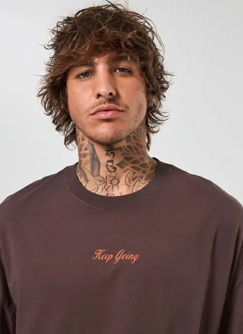 camiseta oversized marrom com escrito camiseta oversized marrom com escrito