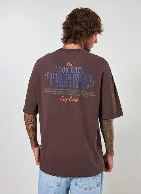 camiseta oversized marrom com escrito camiseta oversized marrom com escrito